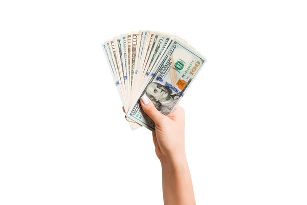 Farklı banknotların yelpazesini tutan izole bir kadının üst görüntüsü. Zenginlik ve zenginlik