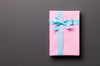 Üst görünüm noel hediyesi kutusu üzerinde mavi fiyonk ve fotokopi alanı ile siyah zemin