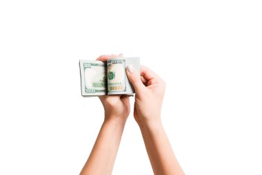 Beyaz izole arka plan üzerinde dolar banknotlar sayma kadın elleri üst görünümü. Yatırım ve refah kavramı