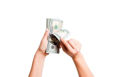 Beyaz arka planda dolar sayan kadın ellerinin izole görüntüsü. Maaş ve ücret kavramının en üst görünümü