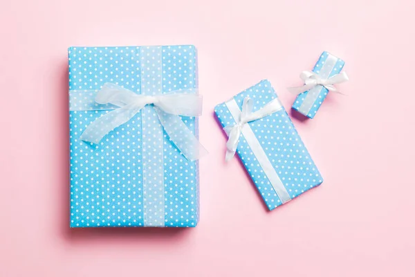 圣诞或新年礼物盒,背景为粉色,顶部景色为白色蝴蝶结 — 图库照片