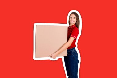 Güzel kız bir müşteriye büyük bir paket teslim ediyor. Gülümseyin.