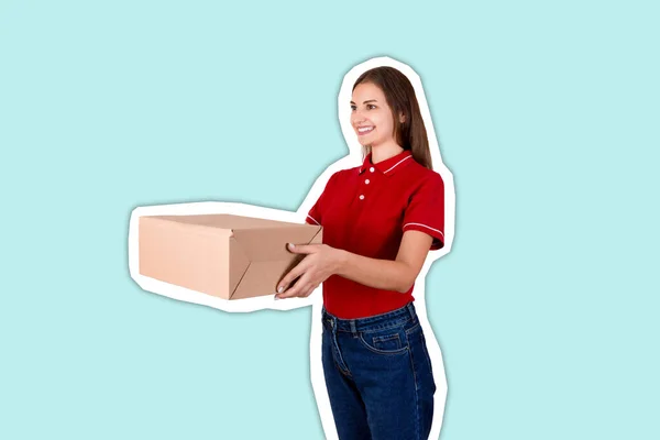 Una joven mensajera sonriente le está dando un paquete a un cliente —  Fotos de Stock