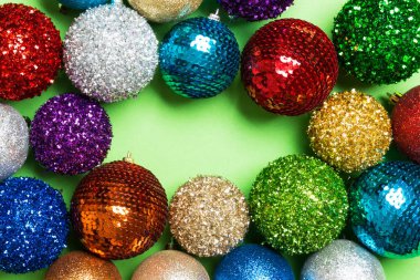 Renkli arka planda dekoratif takıların şenlikli kompozisyonu. Kopya alanı olan en iyi Noel oyuncakları görünümü