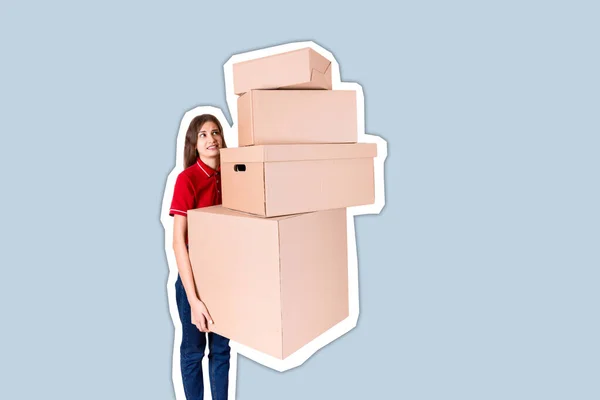 Mujer entrega cansada está sosteniendo una pila de cajas de cartón pesadas — Foto de Stock