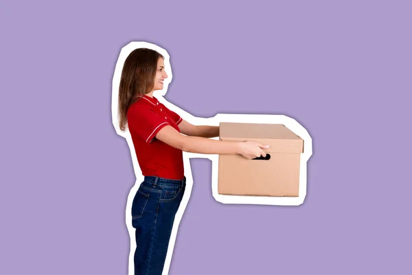 Jolie livreuse donne une boîte en carton à un client Mag — Photo
