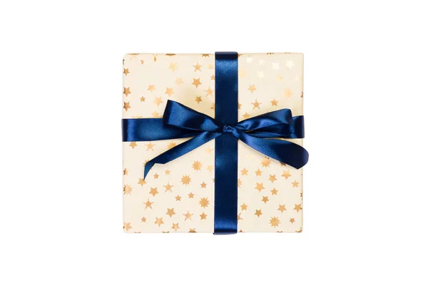 Karácsonyi vagy más ünnep kézzel készített ajándék arany papír kék szalaggal. Elszigetelve, fehér háttérrel, felülnézetben. Hálaadás ajándék doboz koncepció — Stock Fotó