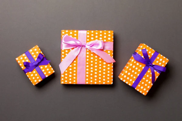 头像圣诞礼物盒，背景为紫色和粉色，背景为黑色 — 图库照片