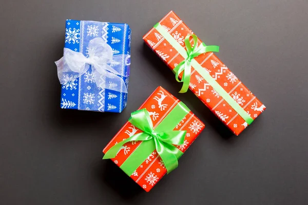 Caja de regalo con lazo blanco y verde para Navidad o Año Nuevo sobre fondo negro, vista superior — Foto de Stock