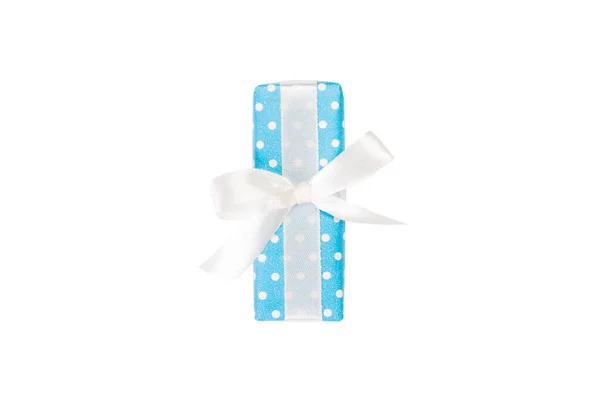 Boże Narodzenie lub inne świąteczne ręcznie robione prezenty w niebieskim papierze z białą wstążką. Izolacja na białym tle, widok z góry. dziękczynienie koncepcja pudełko prezent — Zdjęcie stockowe