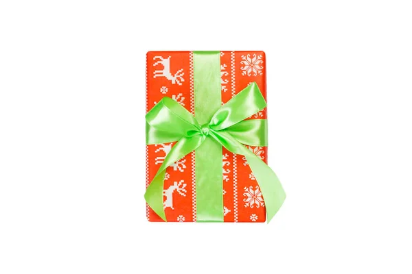 Χριστουγεννιάτικο ή άλλο χριστουγεννιάτικο χειροποίητο δώρο σε κόκκινο χαρτί με πράσινη κορδέλα. Απομονωμένο σε λευκό φόντο, πάνω όψη. έννοια κουτί δώρου ευχαριστιών — Φωτογραφία Αρχείου