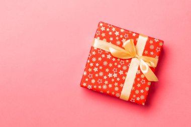 En üstteki Noel hediyesi kutusunda yaşayan mercan zemininde altın fiyonk ve kopya alanı var.