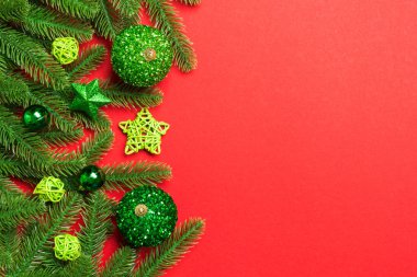 Şenlik baloları, köknar ağacı ve renkli arka planda Noel süslemeleri. Kopya alanı ile yeni yıl süsü konseptinin en üstü görünümü