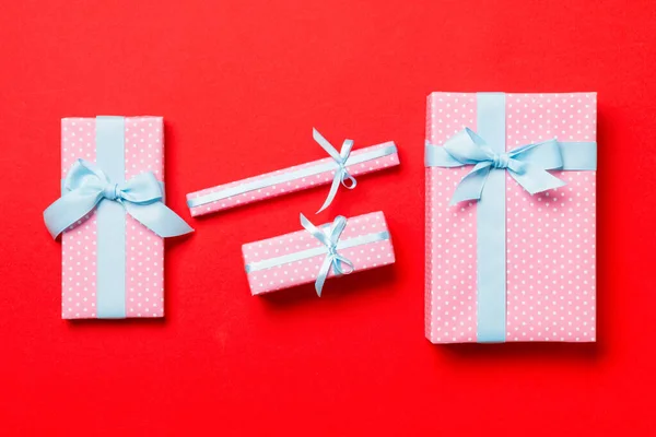 红色背景的蓝色蝴蝶结圣诞礼盒 — 图库照片