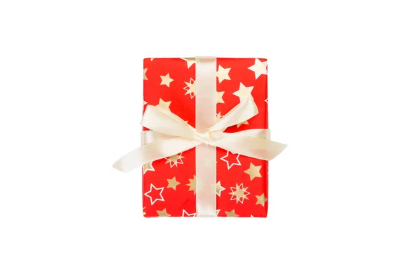 Navidad u otro regalo hecho a mano de vacaciones en papel rojo con cinta de oro. Aislado sobre fondo blanco, vista superior. Acción de Gracias Concepto de caja de regalo — Foto de Stock