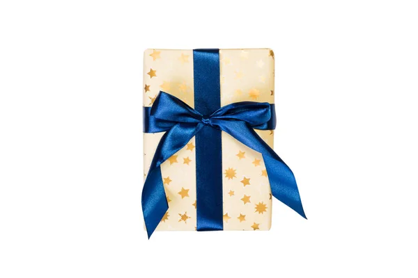 Χριστουγεννιάτικο ή άλλο χριστουγεννιάτικο χειροποίητο δώρο σε χρυσό χαρτί με μπλε κορδέλα. Απομονωμένο σε λευκό φόντο, πάνω όψη. έννοια κουτί δώρου ευχαριστιών — Φωτογραφία Αρχείου