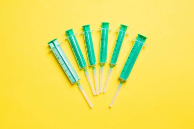 Renkli arka planda enjeksiyon için farklı şırıngaların üst görünümü. Kopya alanı ile tıbbi ekipman kavramı.