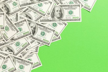 Üstte kopya alanı olan renkli masanın üst görünümü banknotlar. ortasında para yığını olan 100 dolarlık banknotlar. İş kavramına en iyi bakış.