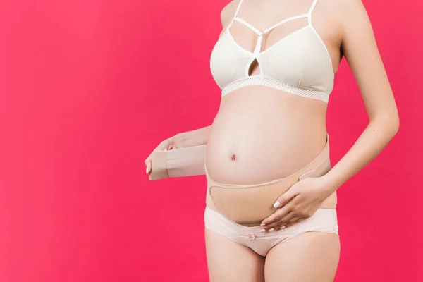 Imagen Recortada Mujer Embarazada Ropa Interior Que Pone Vendaje Apoyo —  Fotos de Stock
