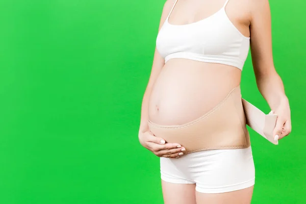 Close Van Zwangere Vrouw Ondergoed Verkleed Zwangerschapsgordel Tegen Pijn Rug — Stockfoto