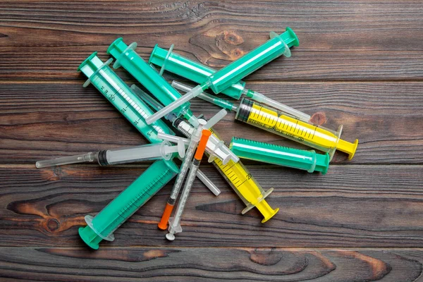 Bovenaanzicht Van Een Stapel Injectiespuiten Insulinespuiten Klaar Voor Injectie Houten — Stockfoto