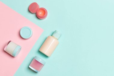 Plastik vücut bakımı şişesi grubu düz size tasarım için pembe ve mavi arka plan boş alan kozmetik ürünleri ile kompozisyon yatıyordu. Beyaz Kozmetik Konteynerler, kopya alanı ile üst görünüm seti.