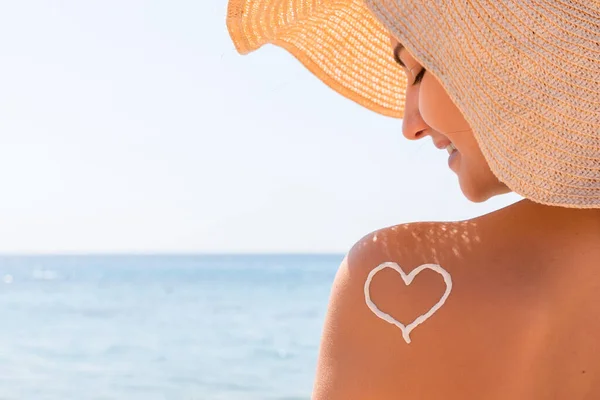 Καρδιά Από Αντηλιακό Ζωγραφίζεται Στον Ώμο Της Γυναίκας Στην Παραλία — Φωτογραφία Αρχείου