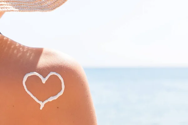 Καρδιά Από Αντηλιακό Ζωγραφίζεται Στον Ώμο Της Γυναίκας Στην Παραλία — Φωτογραφία Αρχείου