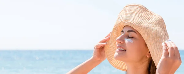 Una Mujer Sonriente Con Sombrero Pone Protector Solar Cara Estilo — Foto de Stock