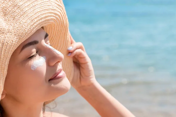 Mujer Bonita Protege Piel Cara Con Bloqueador Solar Playa — Foto de Stock
