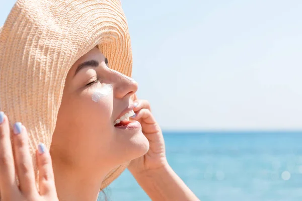 Una Mujer Sonriente Con Sombrero Pone Protector Solar Cara Estilo — Foto de Stock