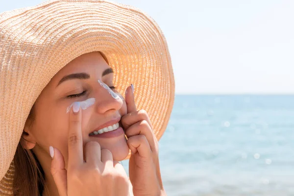 Smiling Woman Hat Applying Sunscreen Her Face Indian Style — Stock Photo, Image