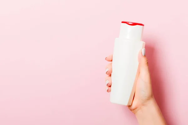 Női Kéz Tartja Kozmetikai Üveg Rózsaszín Háttér Fénymásolás Helyet Design — Stock Fotó