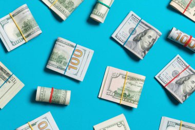 iş konseptinde metin için kopya alanı ile üst wiev para amerikan yüz dolarlık banknotlar ile renkli Arka Plan.
