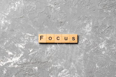 Tahta bloğa odaklanmış kelime. masadaki metne odaklan, konsept.