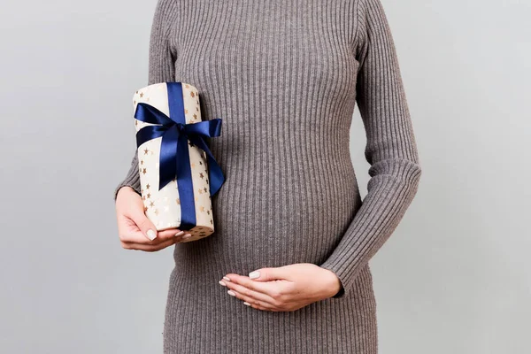 Imagen Recortada Mujer Embarazada Vestido Gris Sosteniendo Una Caja Regalo — Foto de Stock