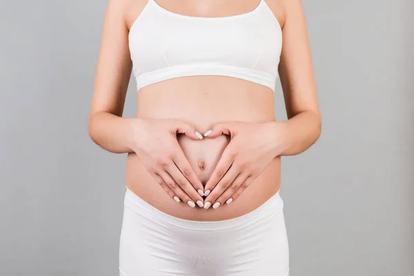 Gehakt Beeld Van Een Zwangere Vrouw Die Haar Handen Een — Stockfoto