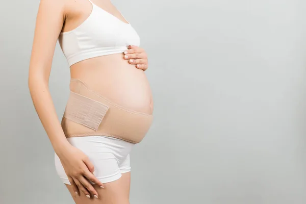 Vista Lateral Mujer Embarazada Ropa Interior Con Banda Maternidad Elástica — Foto de Stock