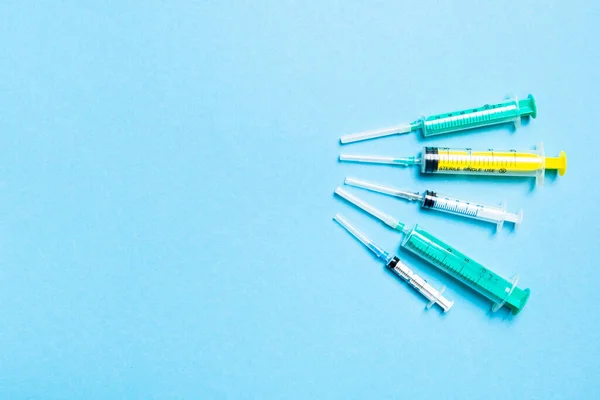 Vista Superior Las Jeringas Médicas Con Agujas Fondo Azul Con — Foto de Stock