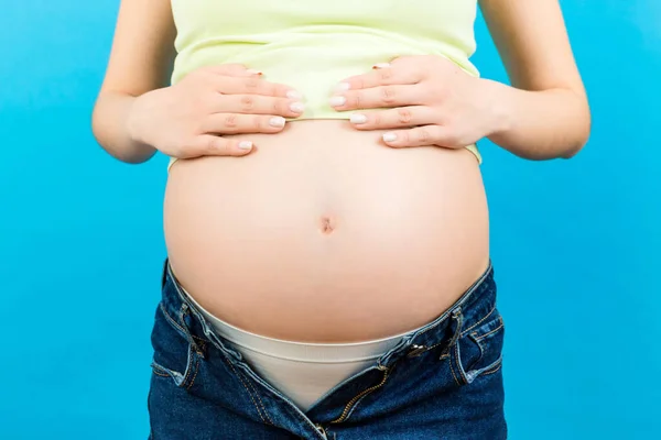 Imagen Recortada Barriga Embarazada Fondo Colorido Con Espacio Copia Esperando —  Fotos de Stock