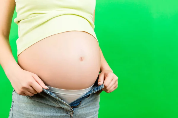 Primer Plano Mujer Embarazada Jeans Desabrochados Mostrando Abdomen Desnudo Fondo — Foto de Stock