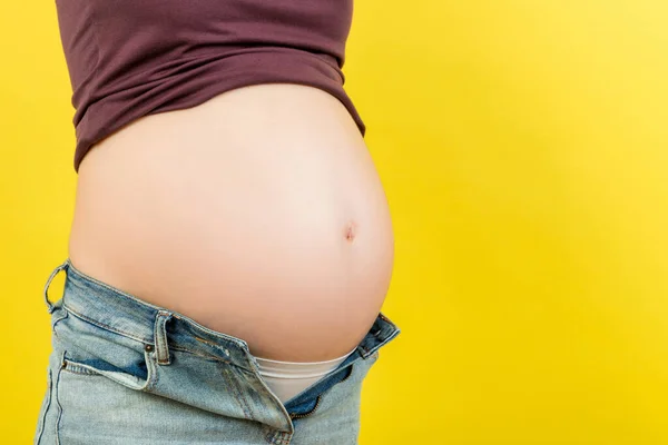 Primer Plano Madre Embarazada Jeans Desabrochados Mostrando Vientre Embarazada Desnuda —  Fotos de Stock