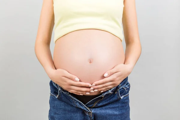 Close Van Naakte Zwangere Vrouw Buik Dragen Geopende Jeans Kleurrijke — Stockfoto