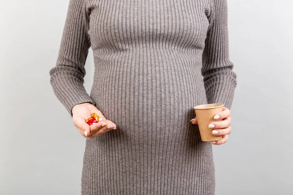 Großaufnahme Einer Schwangeren Frau Mit Einem Glas Wasser Der Einen — Stockfoto