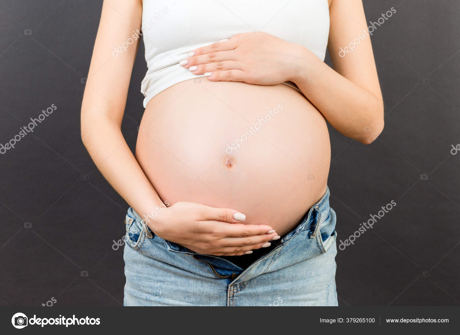 裸妊婦 コピースペースでカラフルな背景で彼女の裸の腹を示す展開ジーンズの妊婦のクロップイメージ 赤ちゃん期待のコンセプト — ストック写真 ©  snegok1967 #379265100