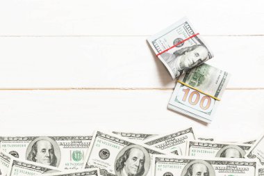 Renkli arka plan üst görünümünde Amerikan parası, metin iş para kavramı için boş bir yer ile. Nakit yığını ile yüz dolarlık banknotlar.