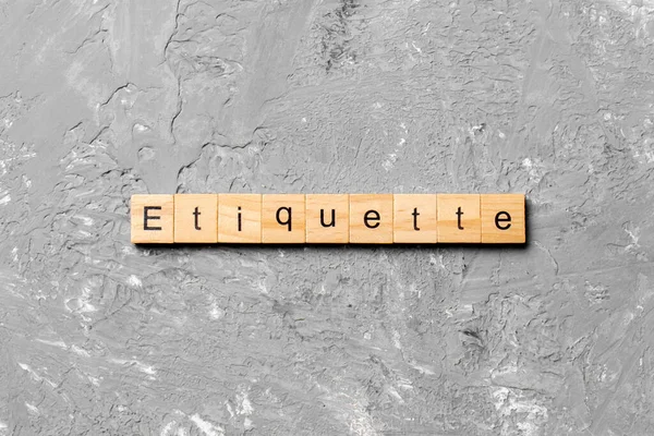 Etiquette Wort Auf Holzblock Geschrieben Etiquette Text Auf Zementtisch Für — Stockfoto