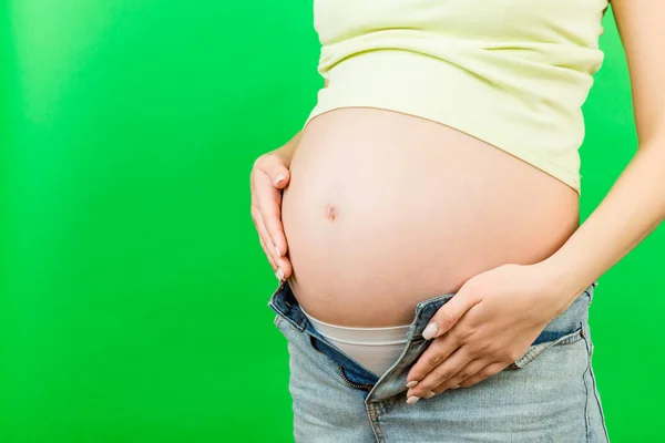 Imagen Recortada Barriga Embarazada Fondo Colorido Con Espacio Copia Esperando —  Fotos de Stock