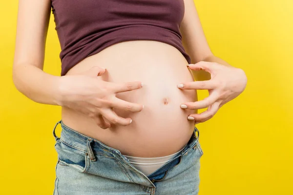 Detailní Záběr Těhotné Ženy Otevřených Džínách Škrábání Břiše Barevném Pozadí — Stock fotografie