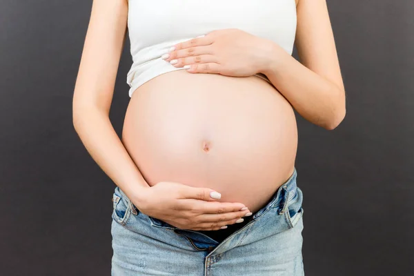 Zugeschnittenes Bild Einer Schwangeren Frau Jeans Mit Reißverschluss Das Ihren — Stockfoto